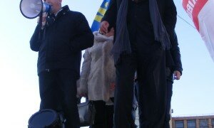 Микола Булатецький веде "діалог із владою" на останньому мітингу опозиції. Як і обіцяв, з БТРа